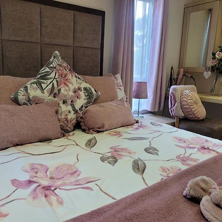 Beautiful 2 Bedroom Caravan, Holiday Park Tenby Saint Florence Extérieur photo