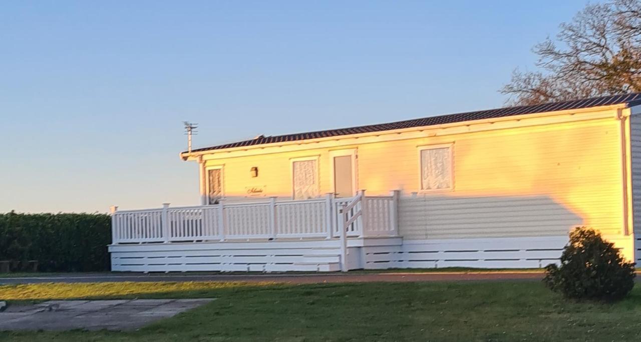 Beautiful 2 Bedroom Caravan, Holiday Park Tenby Saint Florence Extérieur photo