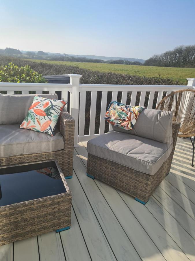 Beautiful 2 Bedroom Caravan, Holiday Park Tenby Saint Florence Extérieur photo