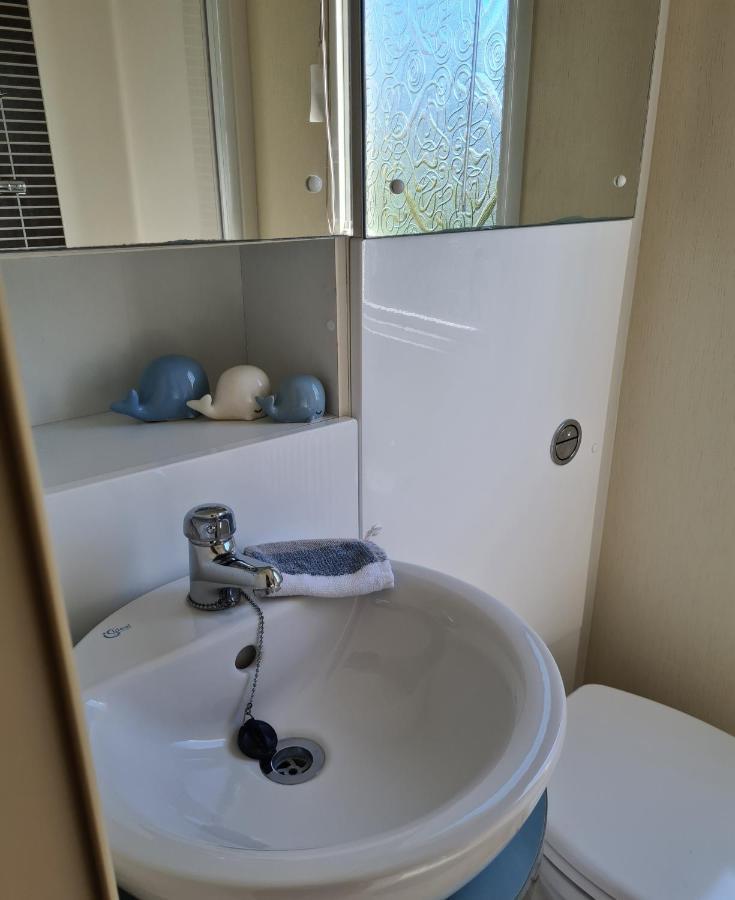 Beautiful 2 Bedroom Caravan, Holiday Park Tenby Saint Florence Extérieur photo