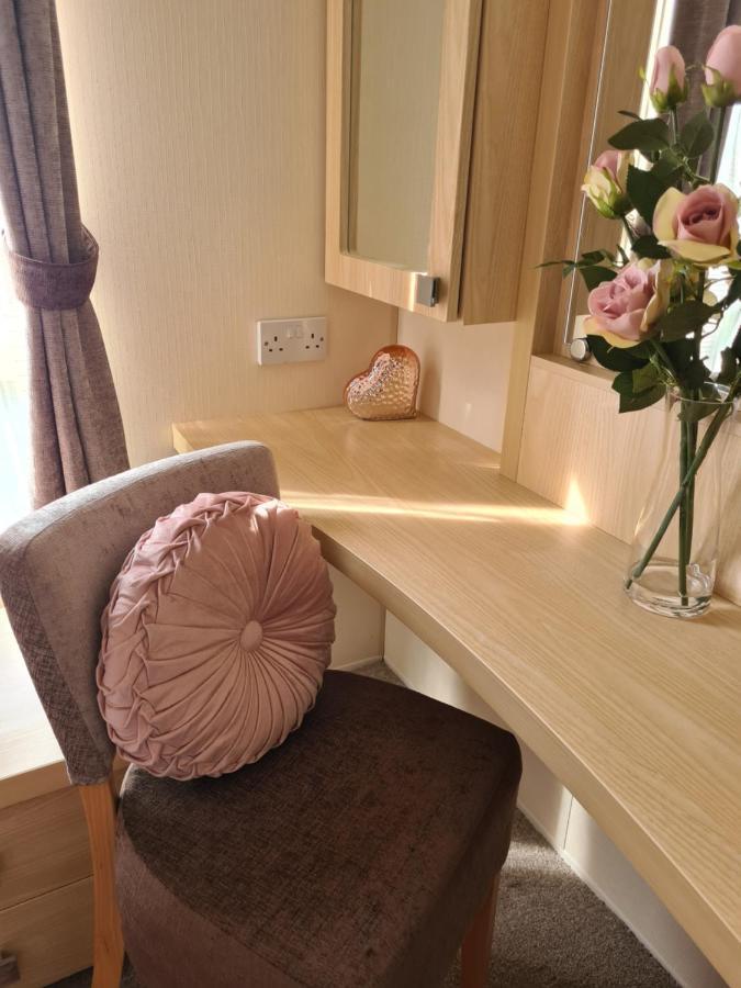 Beautiful 2 Bedroom Caravan, Holiday Park Tenby Saint Florence Extérieur photo
