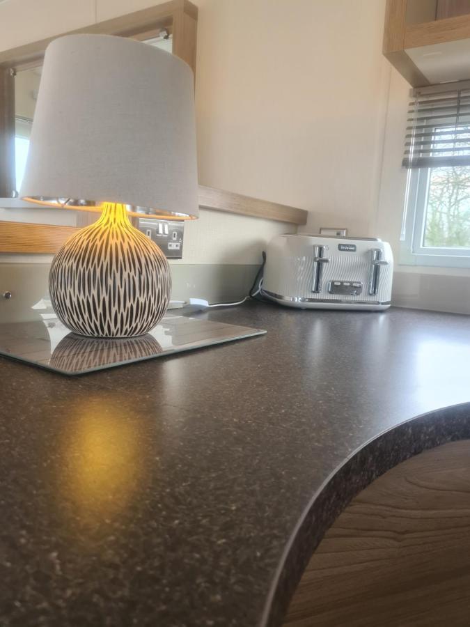 Beautiful 2 Bedroom Caravan, Holiday Park Tenby Saint Florence Extérieur photo