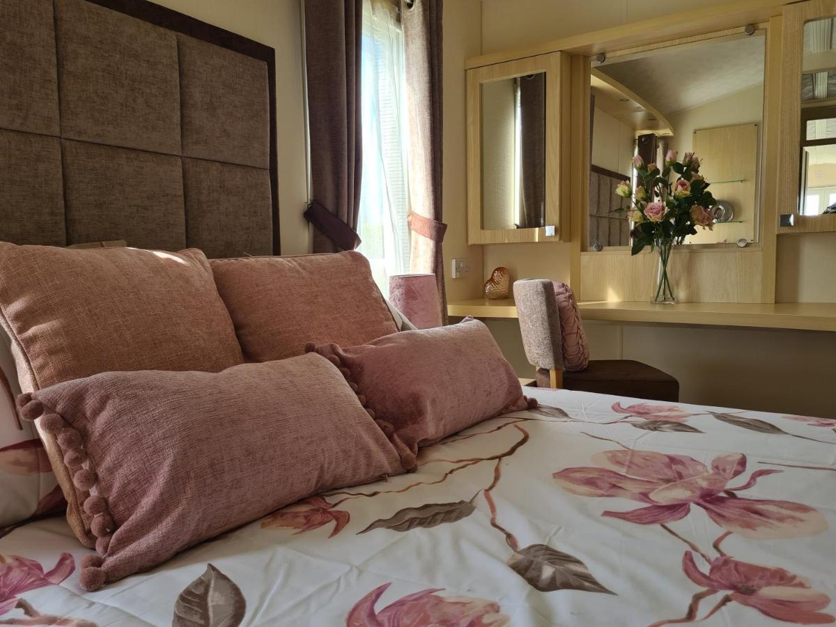 Beautiful 2 Bedroom Caravan, Holiday Park Tenby Saint Florence Extérieur photo