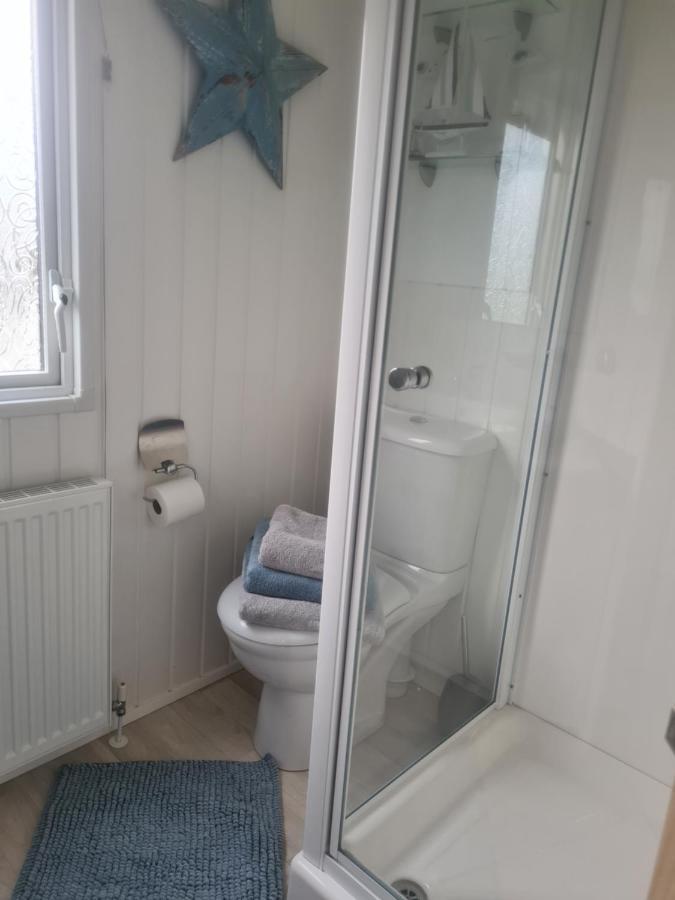 Beautiful 2 Bedroom Caravan, Holiday Park Tenby Saint Florence Extérieur photo