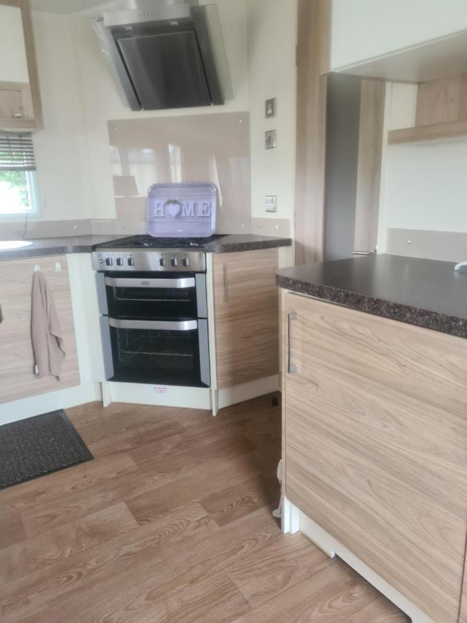 Beautiful 2 Bedroom Caravan, Holiday Park Tenby Saint Florence Extérieur photo