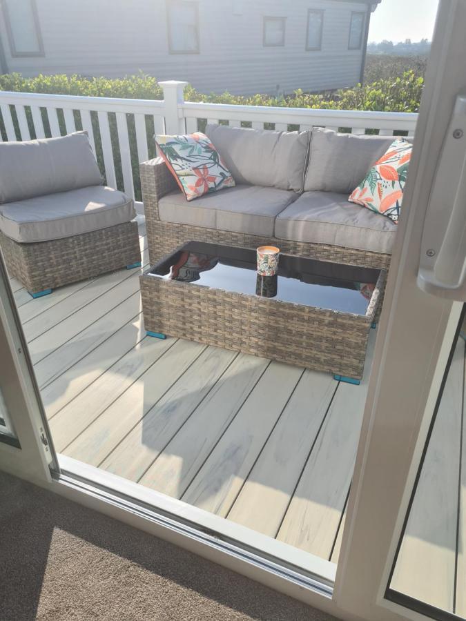 Beautiful 2 Bedroom Caravan, Holiday Park Tenby Saint Florence Extérieur photo