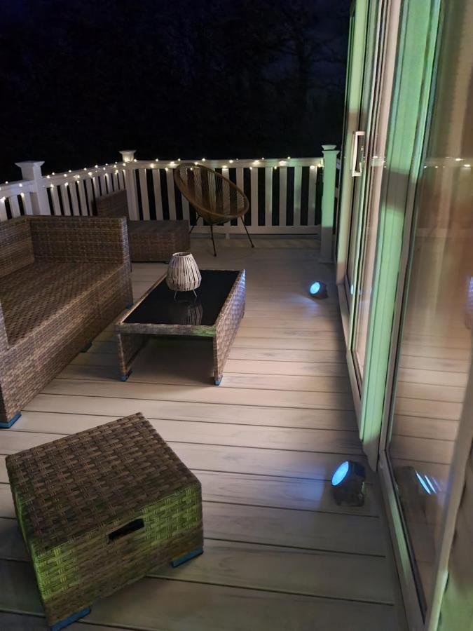 Beautiful 2 Bedroom Caravan, Holiday Park Tenby Saint Florence Extérieur photo