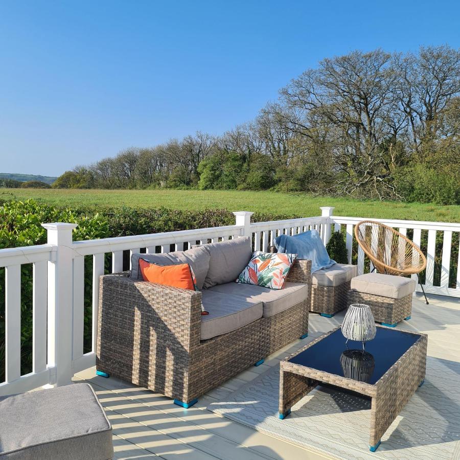 Beautiful 2 Bedroom Caravan, Holiday Park Tenby Saint Florence Extérieur photo