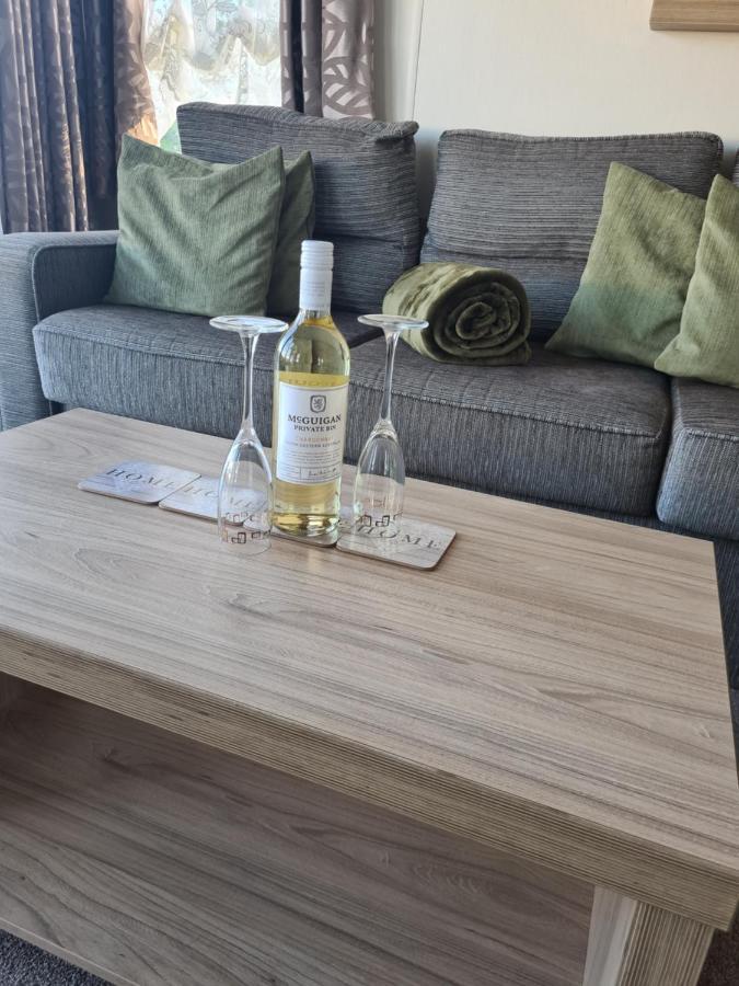 Beautiful 2 Bedroom Caravan, Holiday Park Tenby Saint Florence Extérieur photo