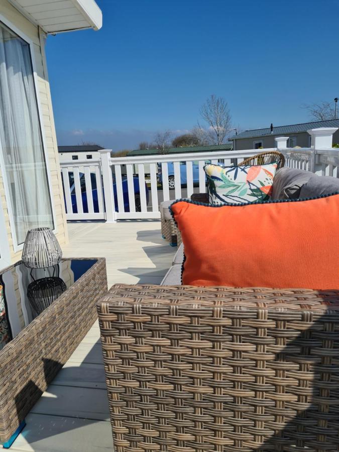 Beautiful 2 Bedroom Caravan, Holiday Park Tenby Saint Florence Extérieur photo