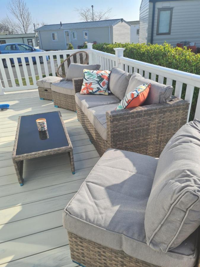 Beautiful 2 Bedroom Caravan, Holiday Park Tenby Saint Florence Extérieur photo
