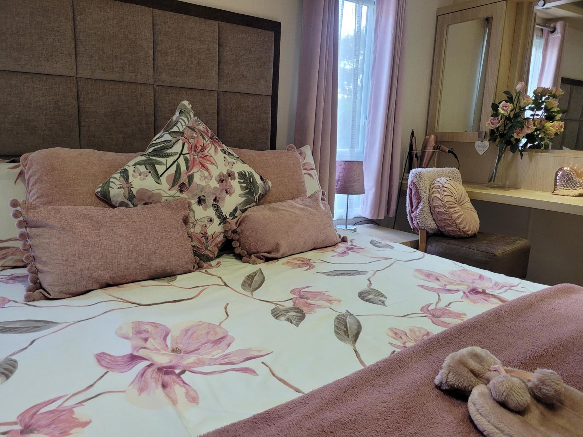 Beautiful 2 Bedroom Caravan, Holiday Park Tenby Saint Florence Extérieur photo
