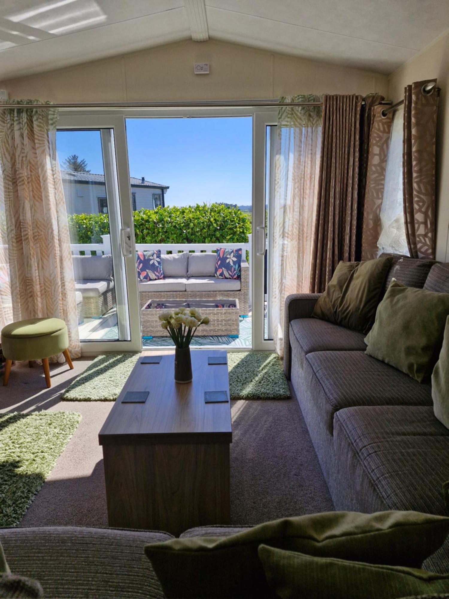 Beautiful 2 Bedroom Caravan, Holiday Park Tenby Saint Florence Extérieur photo